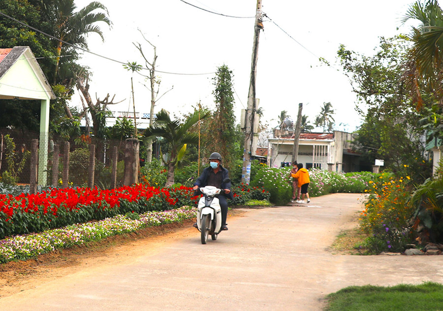 Diện mạo nông thôn của xã Tân An (huyện Đak Pơ) thêm sạch-đẹp, rực rỡ bởi những luống hoa. Ảnh: Ngọc Minh Diện mạo nông thôn của xã Tân An (huyện Đak Pơ) thêm sạch-đẹp, rực rỡ bởi những luống hoa. Ảnh: Ngọc Minh