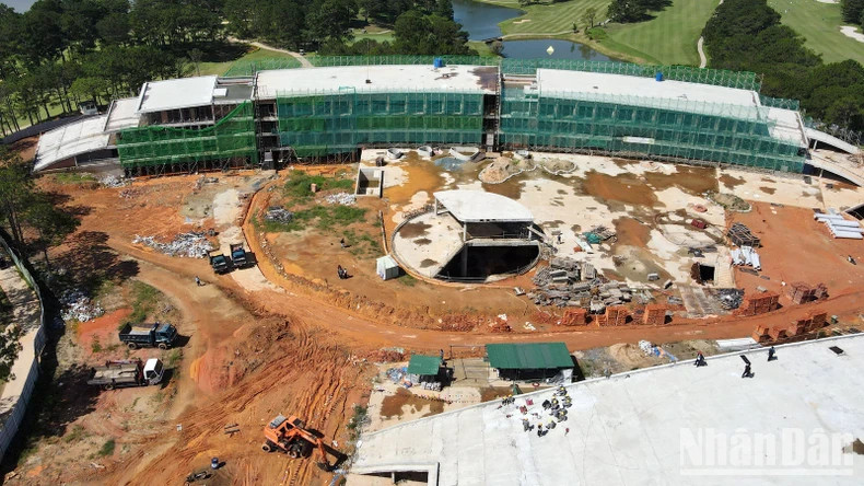 Chưa triển khai tháo dỡ công trình vi phạm tại dự án tòa nhà câu lạc bộ golf do chưa có phương án phá dỡ theo quy định. Chưa triển khai tháo dỡ công trình vi phạm tại dự án tòa nhà câu lạc bộ golf do chưa có phương án phá dỡ theo quy định.