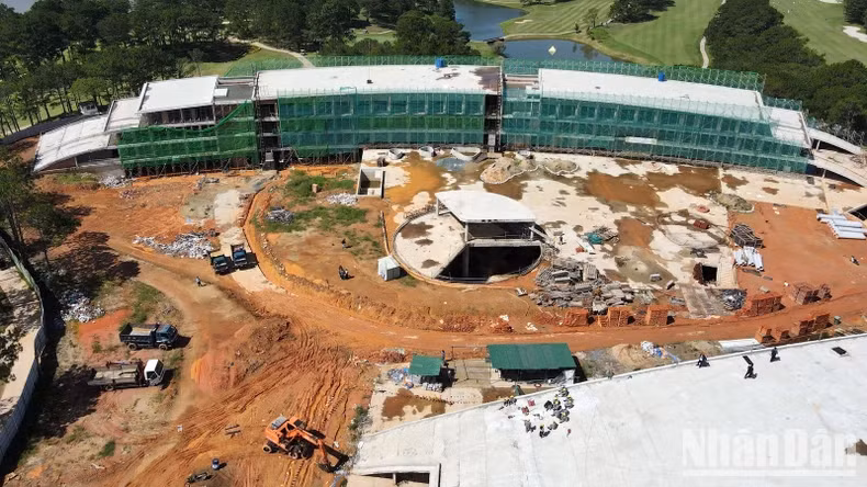 Chưa triển khai tháo dỡ công trình vi phạm tại dự án tòa nhà câu lạc bộ golf do chưa có phương án phá dỡ theo quy định.