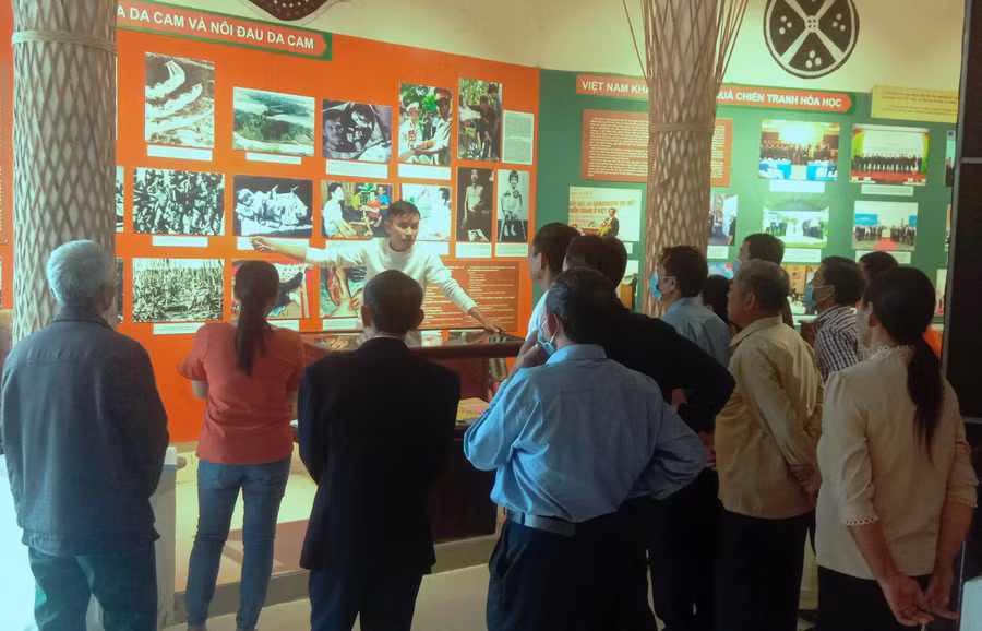 Tham quan Triển lãm “Da cam - Lương tri và Công lý” tổ chức tại tỉnh Kon Tum, tháng 8/2022. Ảnh: TH Tham quan Triển lãm “Da cam - Lương tri và Công lý” tổ chức tại tỉnh Kon Tum, tháng 8/2022. Ảnh: TH