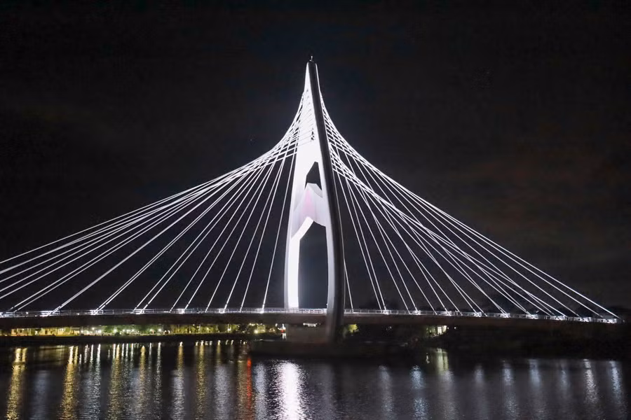 Về đêm, người dân ở TP.Đông Hà thường đứng ở hai bờ sông Hiếu để chiêm ngưỡng vẻ đẹp của cây cầu này khi lên đèn. Ảnh: Bảo Khánh