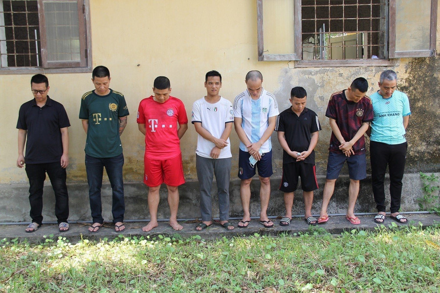 Các đối tượng đánh bạc sử dụng công nghệ cao bằng hình thức cá độ bóng đá quy mô lớn. Ảnh: Công an Nghệ An Các đối tượng đánh bạc sử dụng công nghệ cao bằng hình thức cá độ bóng đá quy mô lớn. Ảnh: Công an Nghệ An