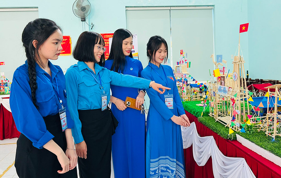 Đại biểu tham quan mô hình thiết kế trại của hội viên, thanh niên phường Yên Thế, TP. Pleiku. Ảnh: P.L