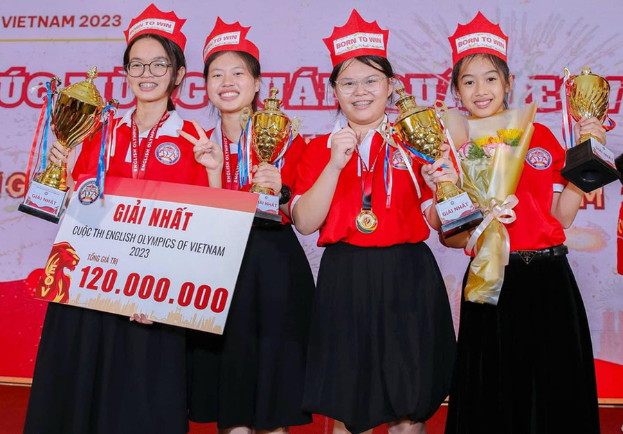 Lê Ngọc Khả Hân (bìa phải) cùng cả đội vỡ òa hạnh phúc khi đạt ngôi vị quán quân cuộc thi EOV 2023 khu vực miền Nam (ảnh nhân vật cung cấp).