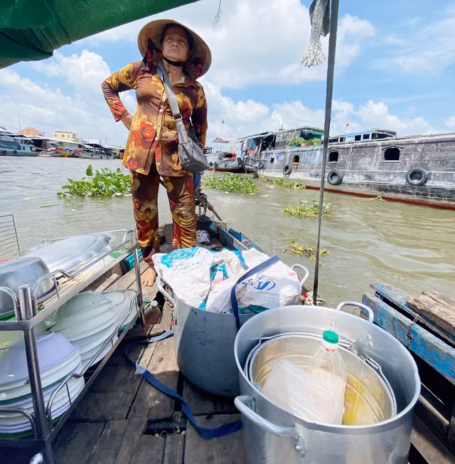Bà Bảy Bé bán hủ tíu ở chợ nổi. Ảnh: LÊ VÂN