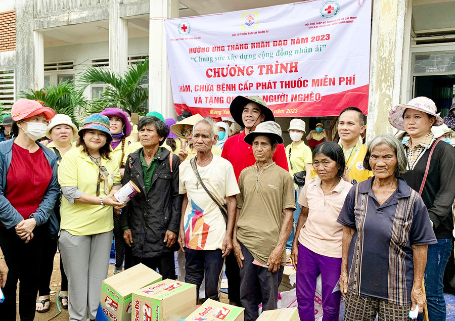 Đại diện nhà tài trợ tặng quà và chụp ảnh lưu niệm với bà con. Ảnh: Như Nguyện Đại diện nhà tài trợ tặng quà và chụp ảnh lưu niệm với bà con. Ảnh: Như Nguyện