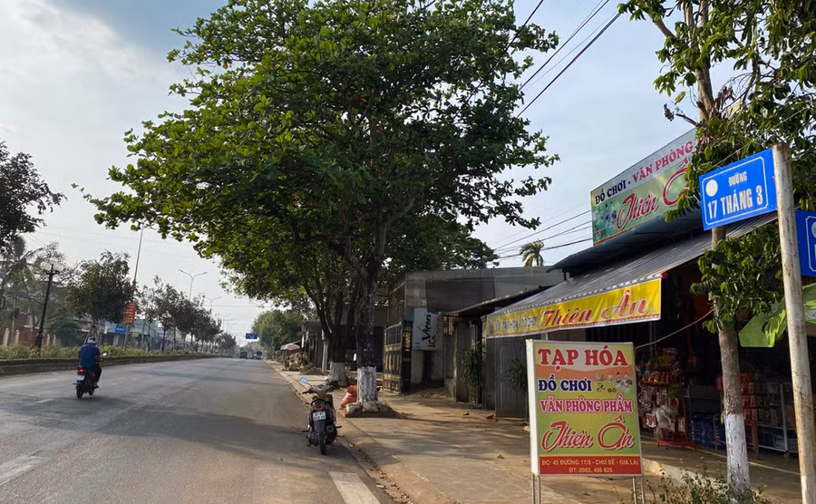 Đường 17 tháng 3 thị trấn Chư Sê. Ảnh: Trung Anh