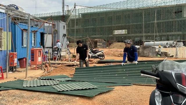 Đơn vị thi công tháo dỡ các công trình phụ phục vụ việc xây dựng tòa nhà CLB golf. Ảnh: LÂM VIÊN Đơn vị thi công tháo dỡ các công trình phụ phục vụ việc xây dựng tòa nhà CLB golf. Ảnh: LÂM VIÊN