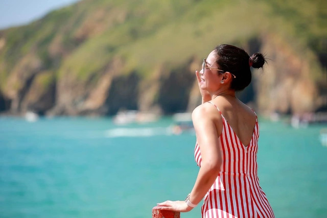 Vẻ đẹp lộng lẫy của thiên nhiên xung quanh sẽ vì sự rực rỡ trên trang phục của bạn mà tạo ra một họa tiết liền mạch để thời trang ngày nghỉ luôn là một điểm nhấn khó quên.