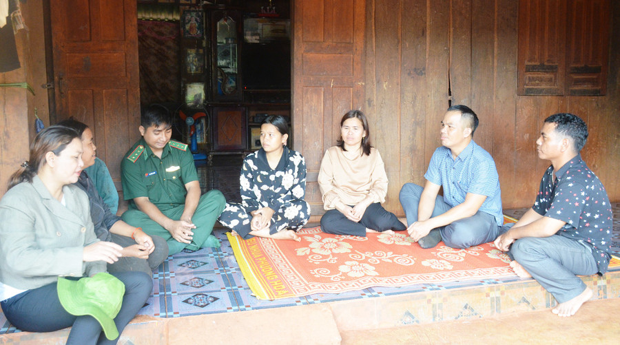 Cán bộ Đồn Biên phòng Ia Pnôn phối hợp với Câu lạc bộ Phòng-chống tảo hôn của xã tuyên truyền pháp luật cho người dân. Ảnh: V.H Cán bộ Đồn Biên phòng Ia Pnôn phối hợp với Câu lạc bộ Phòng-chống tảo hôn của xã tuyên truyền pháp luật cho người dân. Ảnh: V.H