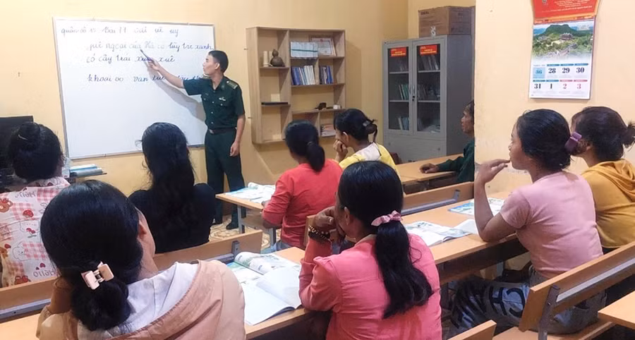 Lớp học xóa mù chữ một trong những mô hình được cấp ủy, chính quyền địa phương đánh giá cao. Ảnh: Vĩnh Hoàng