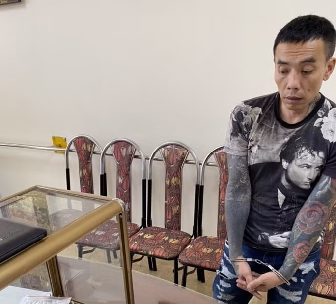 Nguyễn Hoàng Long tại cơ quan công an. Ảnh: Cổng thông tin Công an Lào Cai