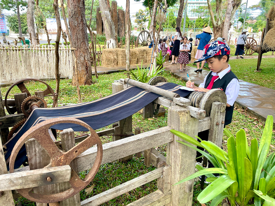 Trực tiếp "giao lưu" với hiện vật là cách thức tự học đầy cảm hứng. Ảnh: Lam Nguyên Trực tiếp "giao lưu" với hiện vật là cách thức tự học đầy cảm hứng. Ảnh: Lam Nguyên