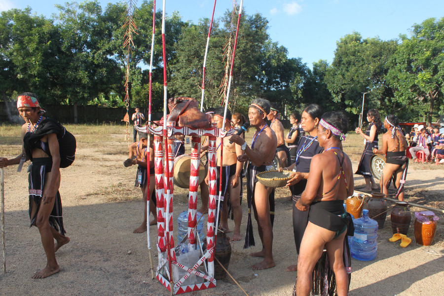 Già làng Đinh Chon (cầm micro, thôn 4, xã Pờ Tó) thực hiện nghi thức cúng mừng nhà rông mới. Ảnh: Vũ Chi Già làng Đinh Chon (cầm micro, thôn 4, xã Pờ Tó) thực hiện nghi thức cúng mừng nhà rông mới. Ảnh: Vũ Chi