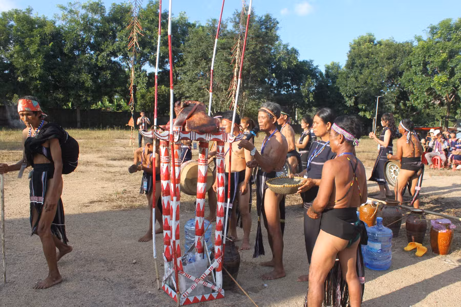 Già làng Đinh Chon (cầm micro, thôn 4, xã Pờ Tó) thực hiện nghi thức cúng mừng nhà rông mới. Ảnh: Vũ Chi