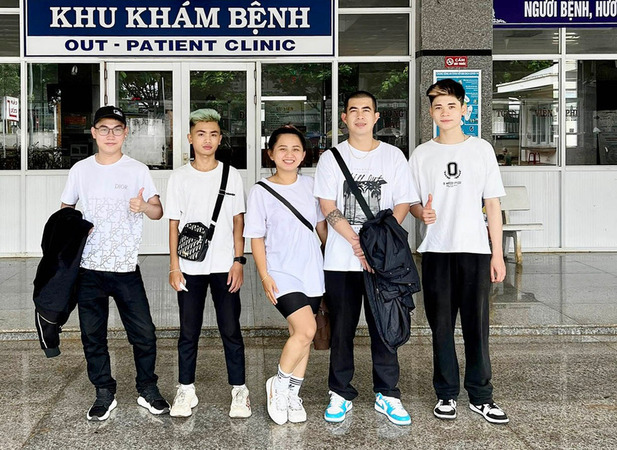 Các thành viên Salon tóc C.K Barber House triển khai chương trình cắt tóc miễn phí với mong muốn mang lại niềm vui cho mọi người. Ảnh: Như Nguyện Các thành viên Salon tóc C.K Barber House triển khai chương trình cắt tóc miễn phí với mong muốn mang lại niềm vui cho mọi người. Ảnh: Như Nguyện