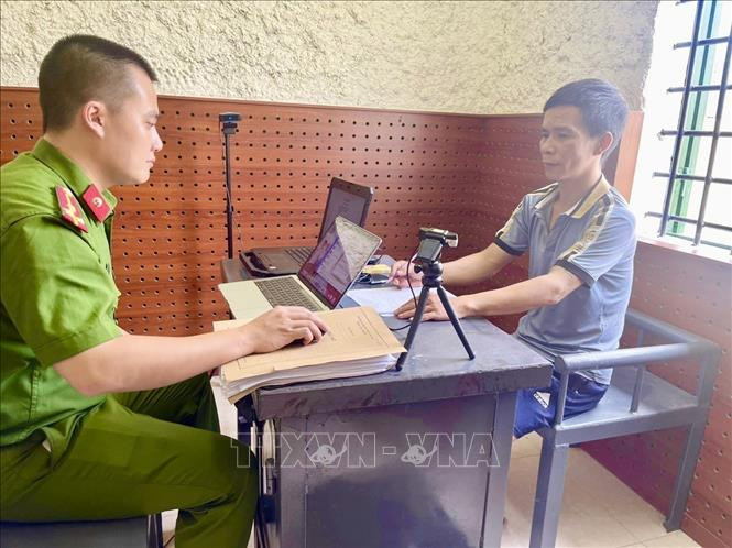 Đối tượng quay lén ở Hà Tĩnh tại cơ quan công an. Ảnh: TTXVN phát Đối tượng quay lén ở Hà Tĩnh tại cơ quan công an. Ảnh: TTXVN phát