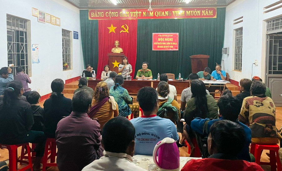 Công an xã Ia Krai và Hội Liên hiệp phụ nữ xã phối hợp tuyên truyền phòng-chống tảo hôn và hôn nhân cận huyết thống. Ảnh: H.P