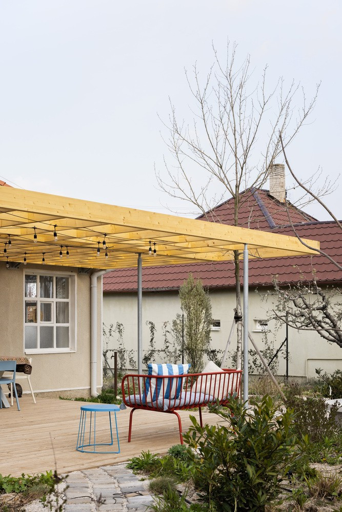 Giàn che nắng là một điểm nhấn của ngôi nhà, mỗi khi bình minh hay hoàng hôn, giàn che như biến thành một sân khấu phim nhỏ với diễn viên là những tia sáng.