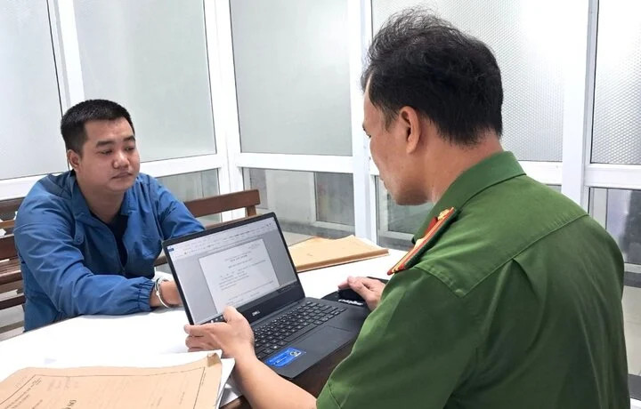 Trần Thanh Hải tại cơ quan công an. Trần Thanh Hải tại cơ quan công an.