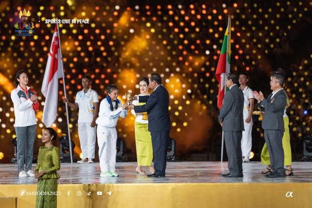 Pal Chhor Raksmy được tôn vinh ở lễ bế mạc SEA Games 32 cho hạng mục VĐV xuất sắc. Ảnh: CAMSOC