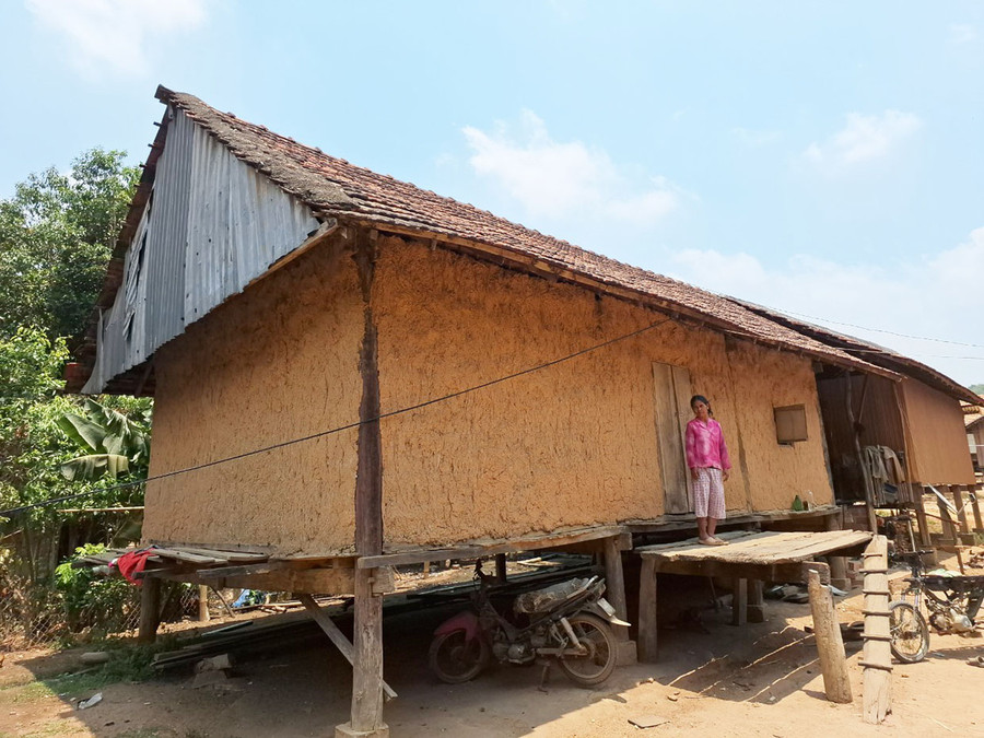 Ngôi nhà sàn vách đất của gia đình bà Tyun (làng Kon Mahar). Ảnh: T.D