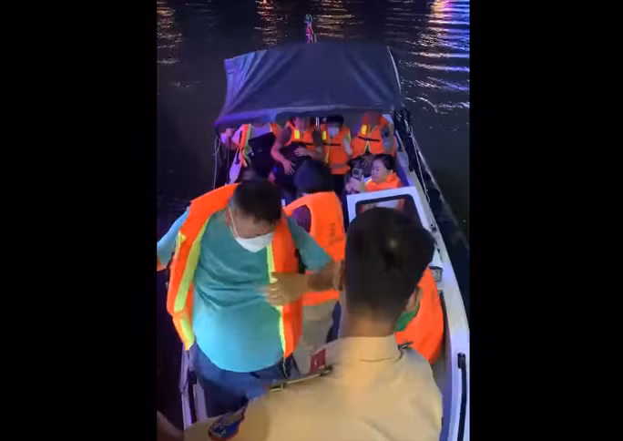 70 du khách bị mắc cạn trên tàu du lịch Hàn Giang 6 được giải cứu an toàn.