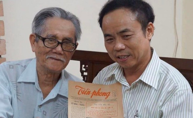 TBT đầu tiên của Báo TNTP, NS Phong Nhã (trái) cùng tờ TNTP số ra đầu tiên 1/6/1954