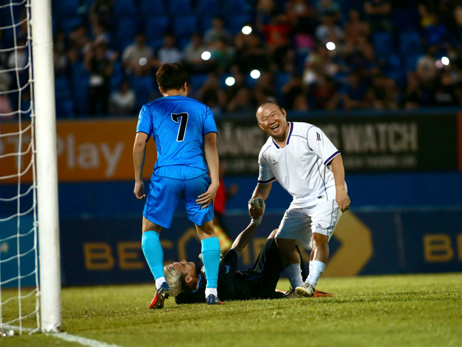 HLV Park Hang-seo sau khi sút tung lưới Hồ Tấn Tài. Ảnh Khang Nguyên HLV Park Hang-seo sau khi sút tung lưới Hồ Tấn Tài. Ảnh Khang Nguyên
