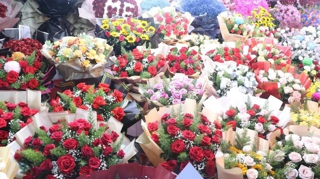 Vào ngày Tình nhân, hoa hồng là lựa chọn của nhiều chàng trai gửi tặng đến bạn gái