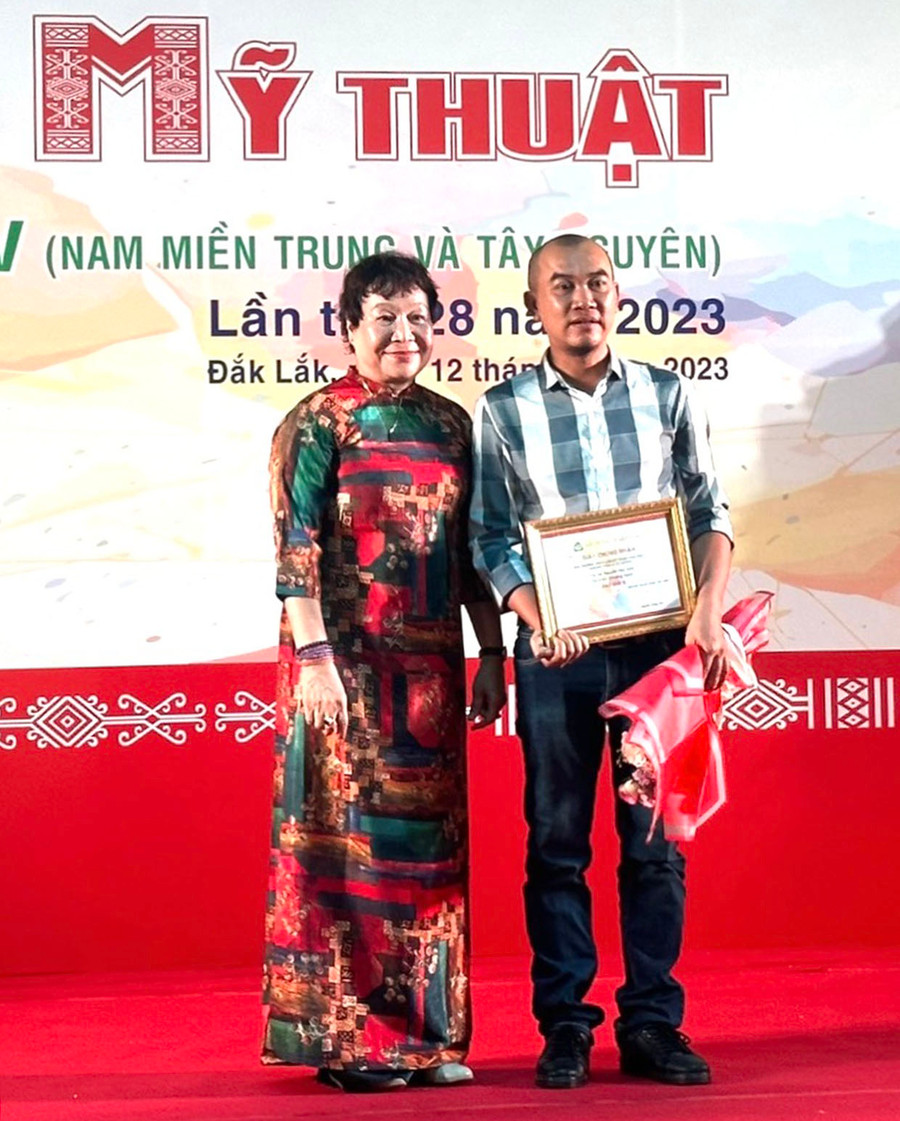 Nhà điêu khắc Nguyễn Vinh-hội viên Hội Mỹ thuật Việt Nam, hội viên Hội Văn học Nghệ thuật Gia Lai xuất sắc đạt giải B (không có giải A) tại triển lãm. Ảnh: Lê Vi Thủy