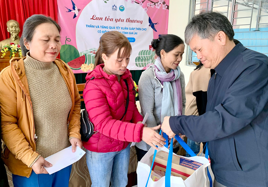 Những phần quà ý nghĩa được trao cho các cô đỡ thôn bản trong dịp Tết đến, xuân về. Ảnh: N.N