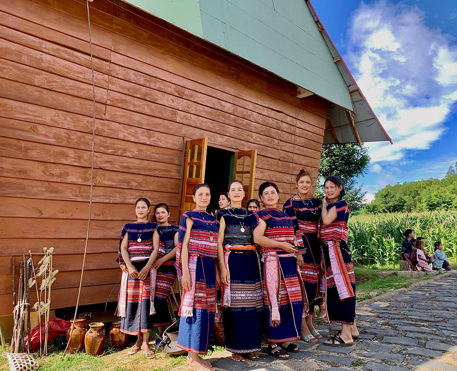 Các chị, các em là thành viên nhóm xoang trong đội cồng chiêng làng Stơr mặc trang phục truyền thống đẹp mắt khiến du khách rất thích thú. Ảnh: Võ Thanh Thảo