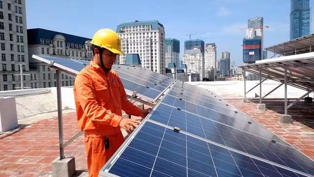 Điện mặt trời mái nhà tự sản, tự tiêu dư có thể bán cho EVN với giá cao hơn 671 đồng/kWh