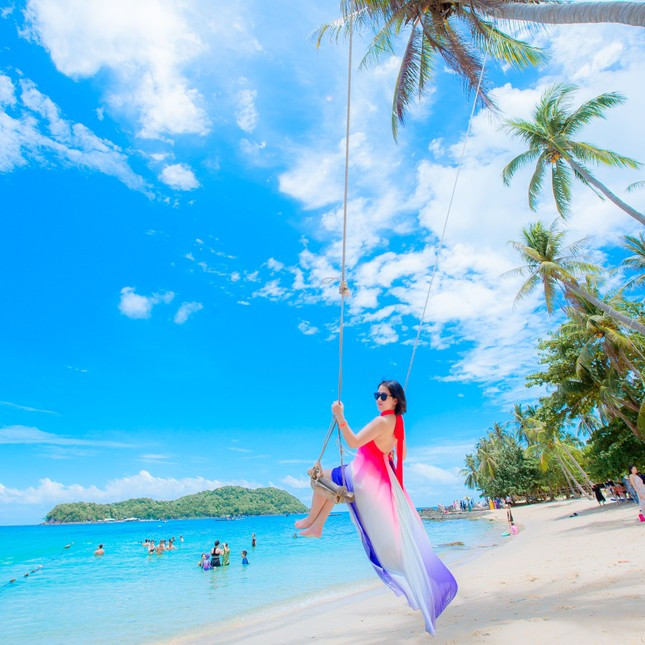 Khí hậu nhiệt đới gió mùa mát mẻ rất thích hợp để du khách tắm biển và trải nghiệm các dịch vụ tại Phú Quốc. Ảnh: Thanh Huyền