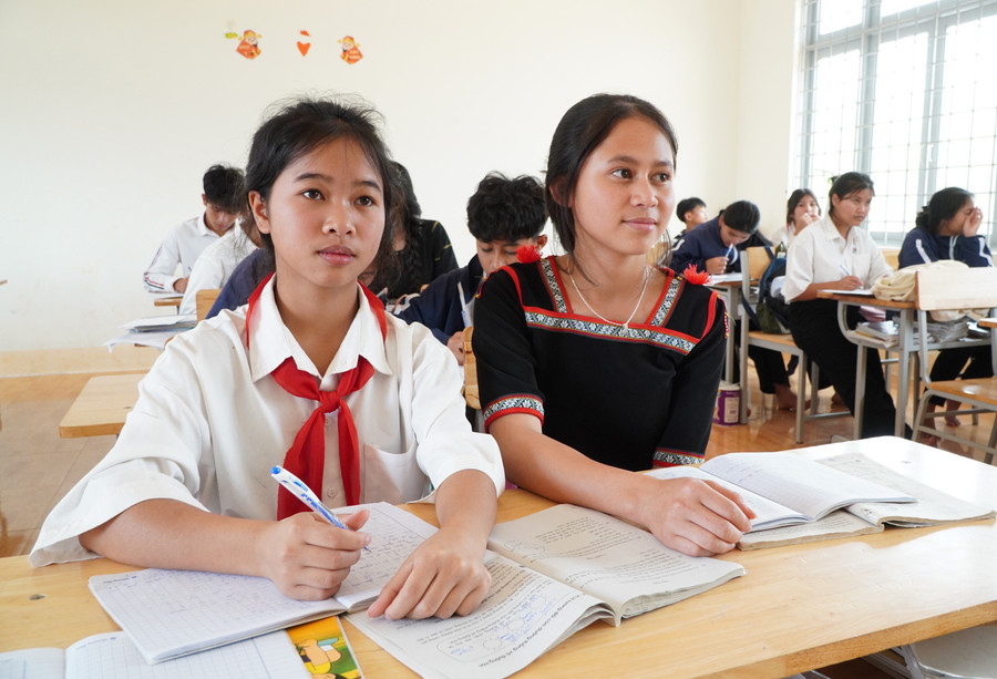 Y Huyền (trái) và Y Nhật Lệ luôn nỗ lực vươn lên trong học tập. Ảnh: V.T Y Huyền (trái) và Y Nhật Lệ luôn nỗ lực vươn lên trong học tập. Ảnh: V.T