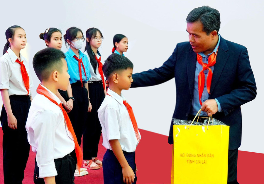 Ủy viên Ban Chấp hành Trung ương Đảng, Bí thư Tỉnh ủy, Chủ tịch HĐND tỉnh Hồ Văn Niên tặng quà cho trẻ em tại chương trình tiếp xúc, đối thoại với trẻ em được tổ chức vào tháng 3-2023. Ảnh: Đức Thụy