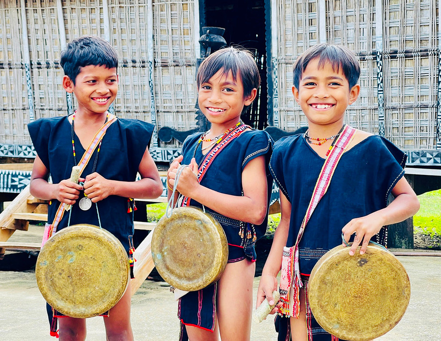 Các thành viên đội cồng chiêng “nhí” làng Mơ Hra-Đáp trong một buổi luyện tập. Ảnh: Trần Dung Các thành viên đội cồng chiêng “nhí” làng Mơ Hra-Đáp trong một buổi luyện tập. Ảnh: Trần Dung