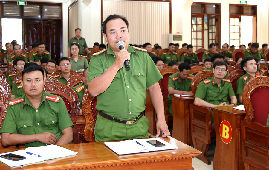 Cán bộ Công an xã nêu ý kiến đề xuất tại hội nghị đối thoại do Công an tỉnh tổ chức. Ảnh: Thúy Trinh Cán bộ Công an xã nêu ý kiến đề xuất tại hội nghị đối thoại do Công an tỉnh tổ chức. Ảnh: Thúy Trinh