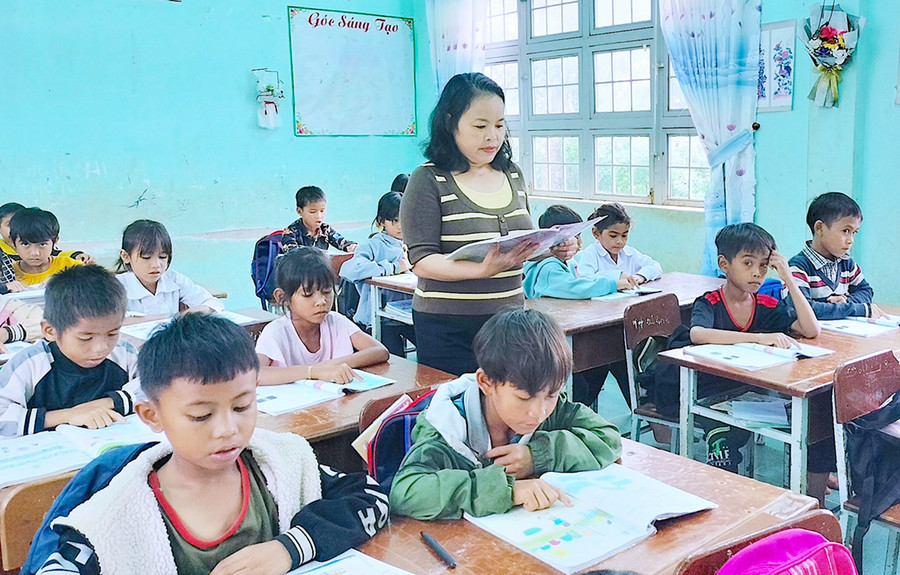 Với cô giáo Nhàn, hành trình gắn bó cùng bảng đen, phấn trắng bên ánh mắt, nụ cười thân thương của học trò luôn cũng là khoảng thời gian tươi đẹp và đầy ý nghĩa. Ảnh: Mộc Trà Với cô giáo Nhàn, hành trình gắn bó cùng bảng đen, phấn trắng bên ánh mắt, nụ cười thân thương của học trò luôn cũng là khoảng thời gian tươi đẹp và đầy ý nghĩa. Ảnh: Mộc Trà