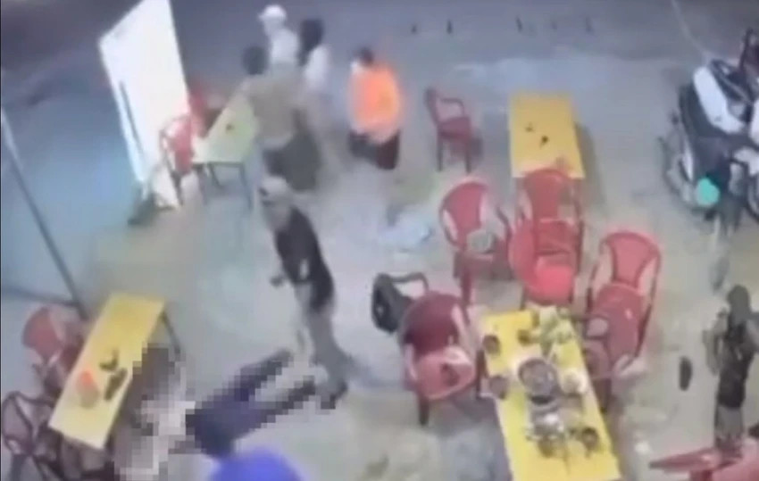 Nhóm khách xô xát nhau khi ăn nhậu. Ảnh: Cắt từ clip Nhóm khách xô xát nhau khi ăn nhậu. Ảnh: Cắt từ clip