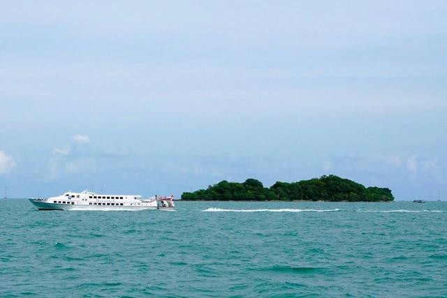 Tàu cao tốc Hà Tiên - Phú Quốc chạy qua đảo Đồi Mồi. Ảnh: MAI THANH HẢI Tàu cao tốc Hà Tiên - Phú Quốc chạy qua đảo Đồi Mồi. Ảnh: MAI THANH HẢI