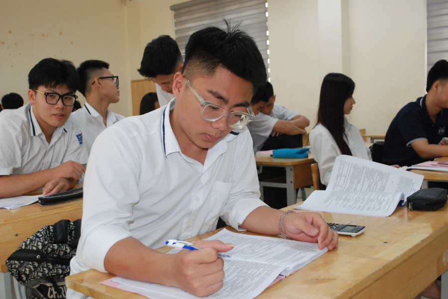Thí sinh miệt mài ôn tập chuẩn bị cho kỳ thi. (Ảnh: PV/Vietnam+) Thí sinh miệt mài ôn tập chuẩn bị cho kỳ thi. (Ảnh: PV/Vietnam+)