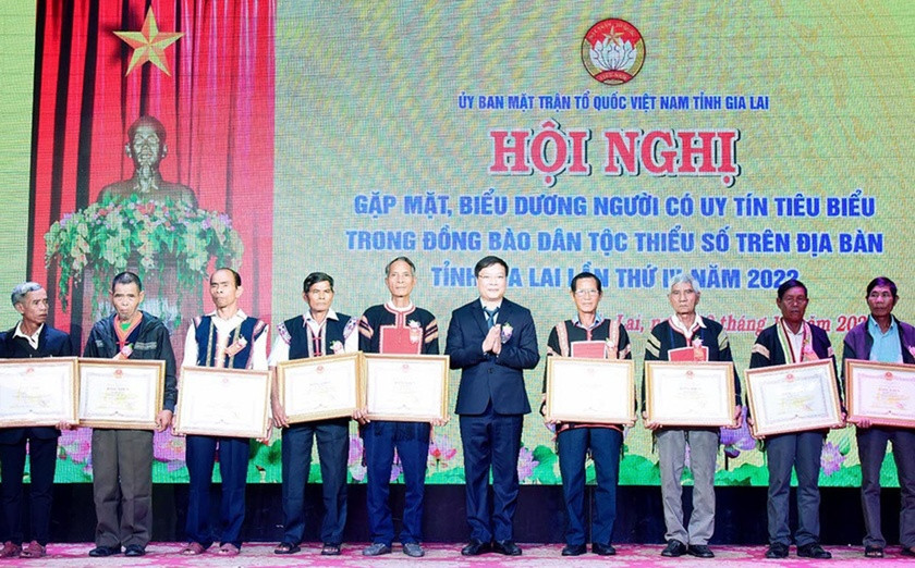 Chủ tịch UBND tỉnh Trương Hải Long tặng bằng khen cho người uy tín có thành tích xuất sắc trong tập hợp xây dựng khối đại đoàn kết dân tộc ở khu dân cư từ năm 2020 đến năm 2022. Ảnh: Đức Thụy Chủ tịch UBND tỉnh Trương Hải Long tặng bằng khen cho người uy tín có thành tích xuất sắc trong tập hợp xây dựng khối đại đoàn kết dân tộc ở khu dân cư từ năm 2020 đến năm 2022. Ảnh: Đức Thụy