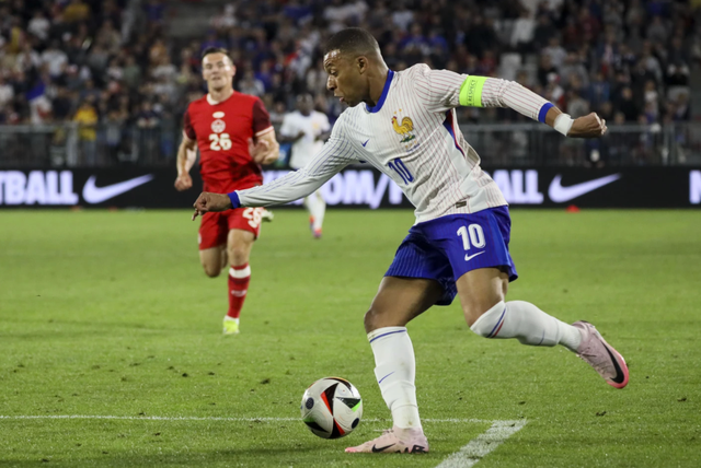 Kylian Mbappe chỉ vào sân từ băng ghế dự bị