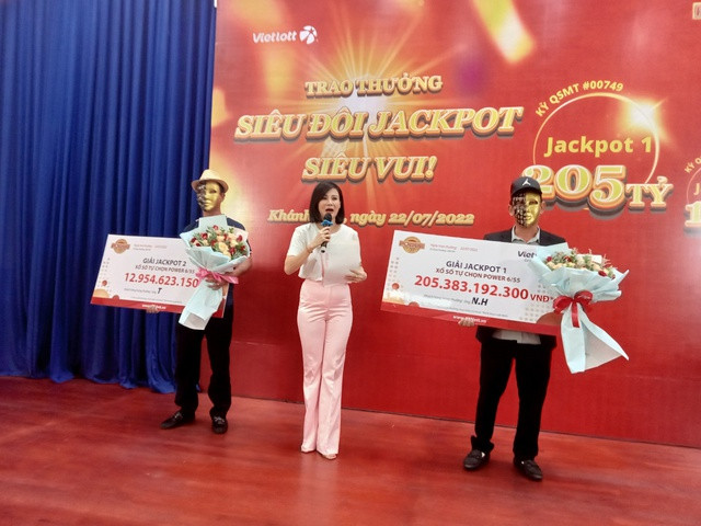Một khách hàng của Vietlott từng trúng thưởng giải Jackpot 1 trị giá 205 tỉ đồng. Một khách hàng của Vietlott từng trúng thưởng giải Jackpot 1 trị giá 205 tỉ đồng.