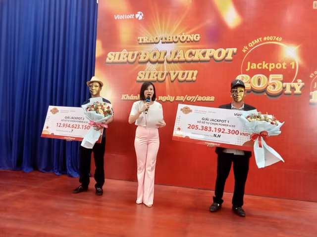 Một khách hàng của Vietlott từng trúng thưởng giải Jackpot 1 trị giá 205 tỉ đồng.