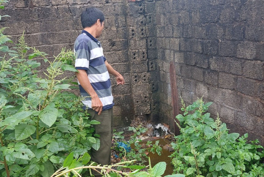 Nước thải của cơ sở sơ chế thảo dược chảy ra ngoài môi trường gây ô nhiễm. Ảnh: V.H