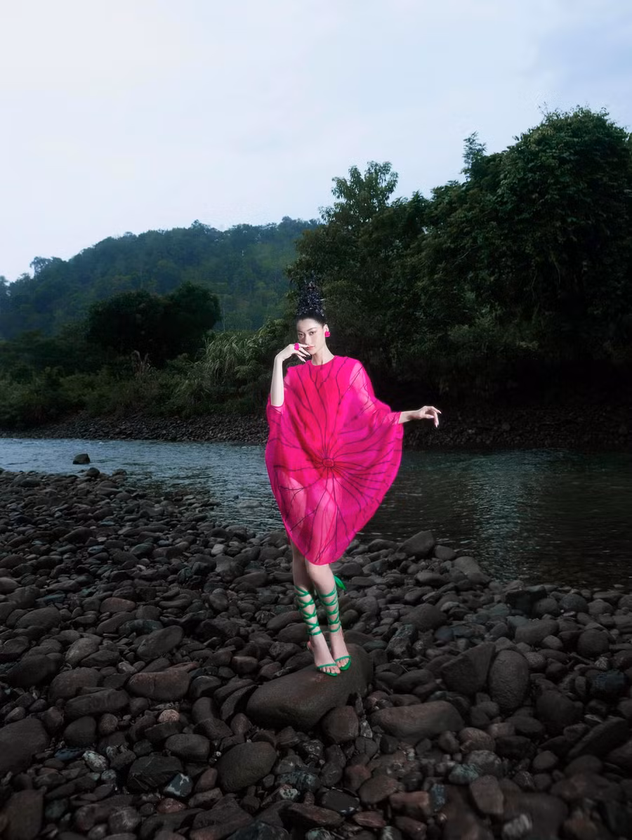 Theo stylist, để sử dụng hiệu quả gam màu hồng fuchsia rất cần sự đồng bộ nhằm tạo ra sự phối kết hài hòa, mang lại vẻ đẹp cân bằng và tinh tế