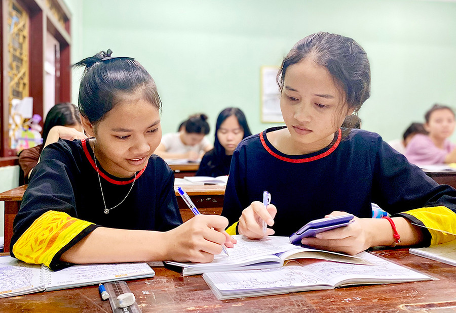 Em Kpuih H’Grin (bìa phải)-Lớp 12E, Trường Phổ thông Dân tộc Nội trú tỉnh cùng bạn ôn thi tốt nghiệp trong giờ tự học buổi tối. Ảnh: Mộc Trà Em Kpuih H’Grin (bìa phải)-Lớp 12E, Trường Phổ thông Dân tộc Nội trú tỉnh cùng bạn ôn thi tốt nghiệp trong giờ tự học buổi tối. Ảnh: Mộc Trà